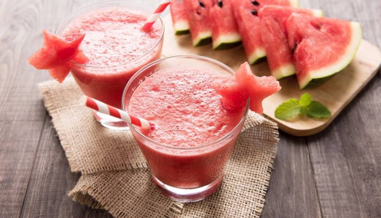 طريقة عمل مشروبات باردة للصيف ( عصير البطيخ بالفراولة) بأسهل طريقة